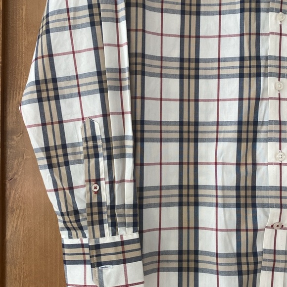 Izod Essential Poplin Plaid Button Up in size Medium - Picture 2 of 6